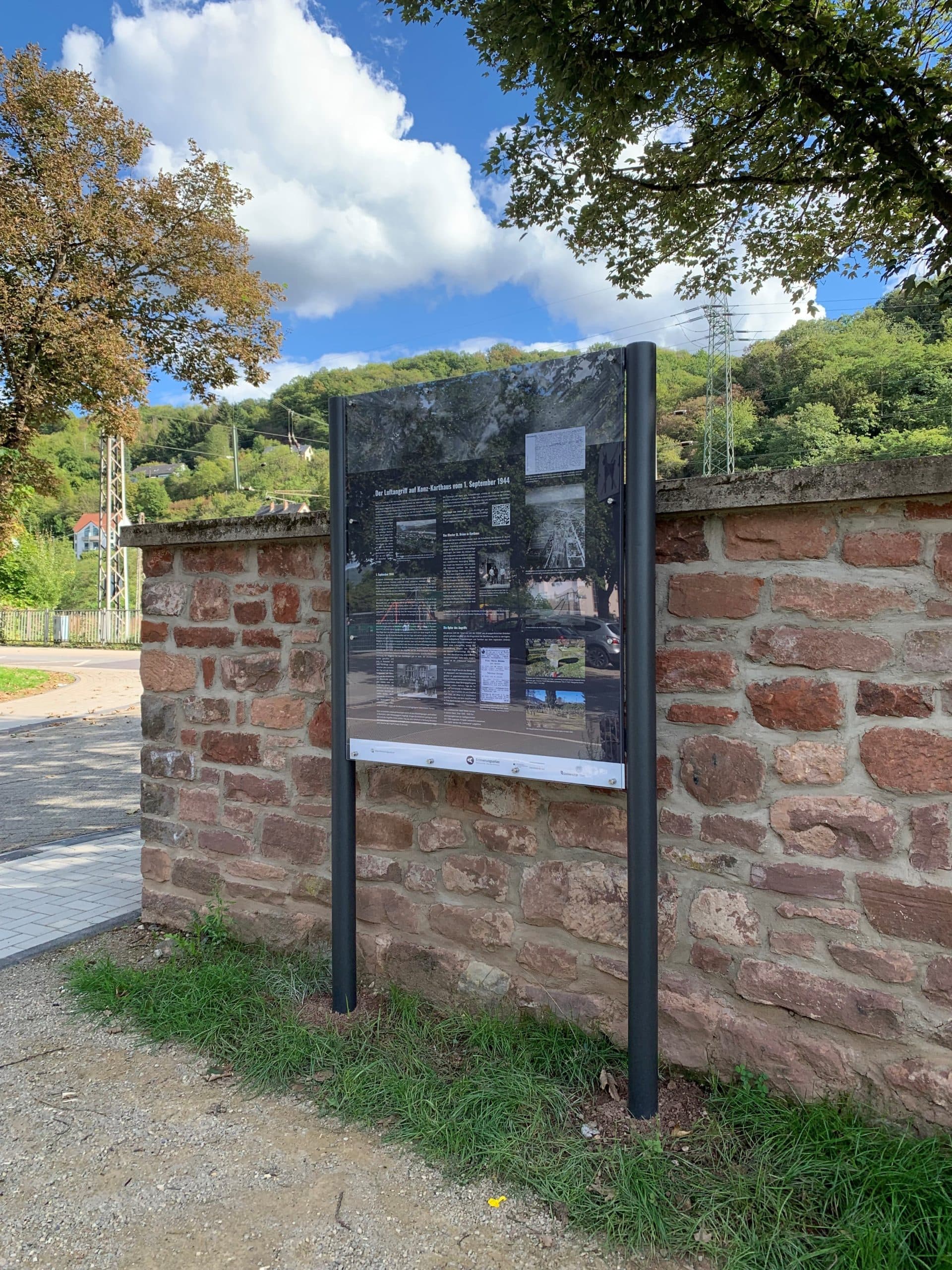 Informationstafel zum Luftangriff auf Karthaus.
